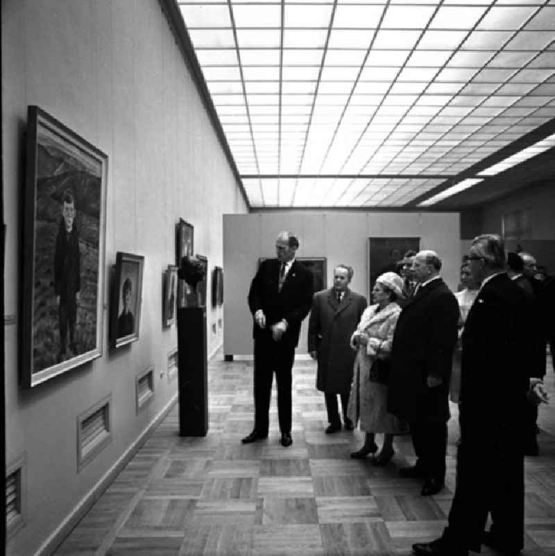 15.11.1965 Berlin:  Walter Ulbricht besucht die neu eröffnete Gemäldegalerie - Neue Meister im Dresdner Albertinum. Nachdem die Dresdner Kunstschätze wieder aus der Sowjetunion zurückgekehrt waren, zogen im Jahr 1965 die Galerie Neue Meister in das Obergeschoss und im Jahr 1969 die Antikenabteilung der Skulpturensammlung in das Erdgeschoss ein.