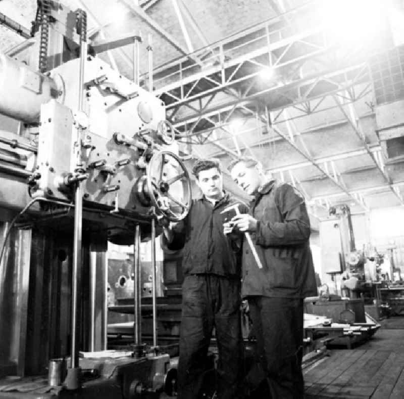 Montage in eine Werkhalle des VEB Großdrehmaschinenbau '7. Oktober' im Ostberliner Stadtteil Weißensee. Das Werk ist alleiniger Hersteller von Zahnflanken-Schleifmaschinen in der DDR und Hauptlieferant für die Staaten des RGW (Rat für Gegenseitige Wirtschaftshilfe).