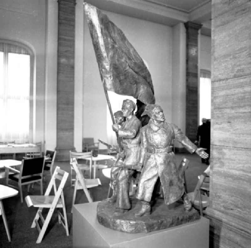 1966
Ausstellung über die Novemberrevolution im 'Museum für Deutsche Geschichte' (jetziges Zeughaus) in Berlin