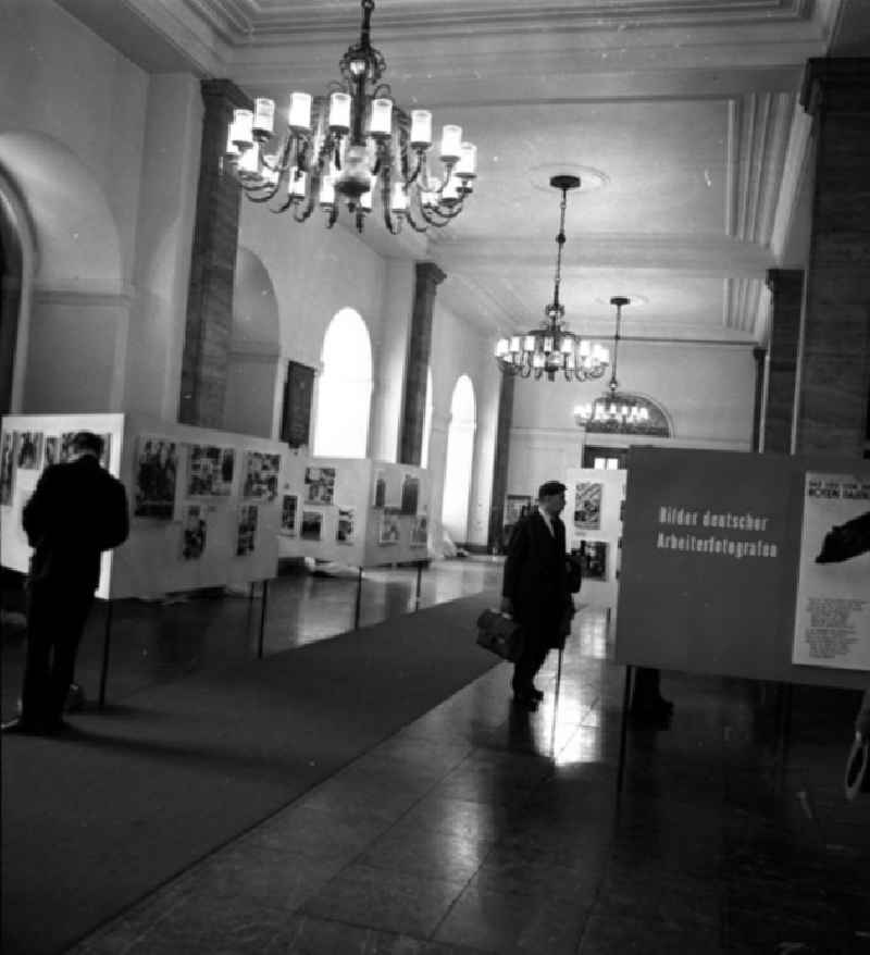 Mai 1966 Arbeitsfotografie
Ausstellung im Museum für deutsche Geschichte.
Deutsches Historisches Museum - GmbH
Unter den Linden 2
10117 Berlin 
Telefon: +49 - (0)30 - 20304 - 0
Telefax: .+49 - (0)30 - 203