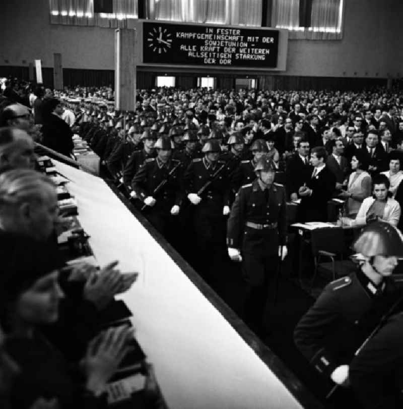 Soldaten der NVA marschieren repräsentativ zum 9. Kongress der DSF in die Werner - Seelenbinder - Halle ein. Bei dem Kongress in Berlin ist auch Erich Honecker anwesend.