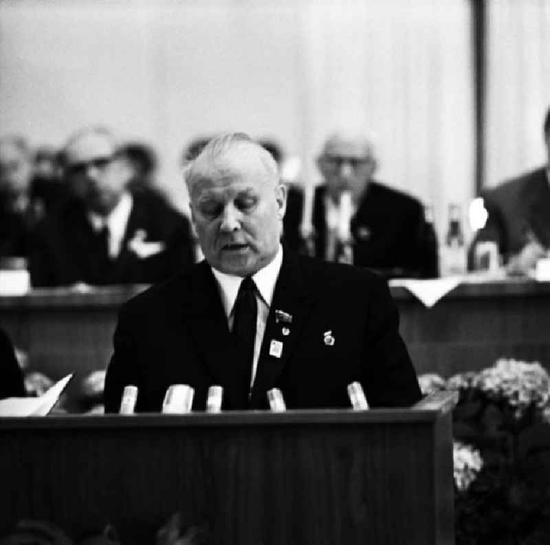 9. Kongress der DSF (Deutsch - Sowjetischen - Freundschaft) in der Werner - Seelenbinder - Halle in Berlin bei dem Erich Honecker zu Besuch ist.