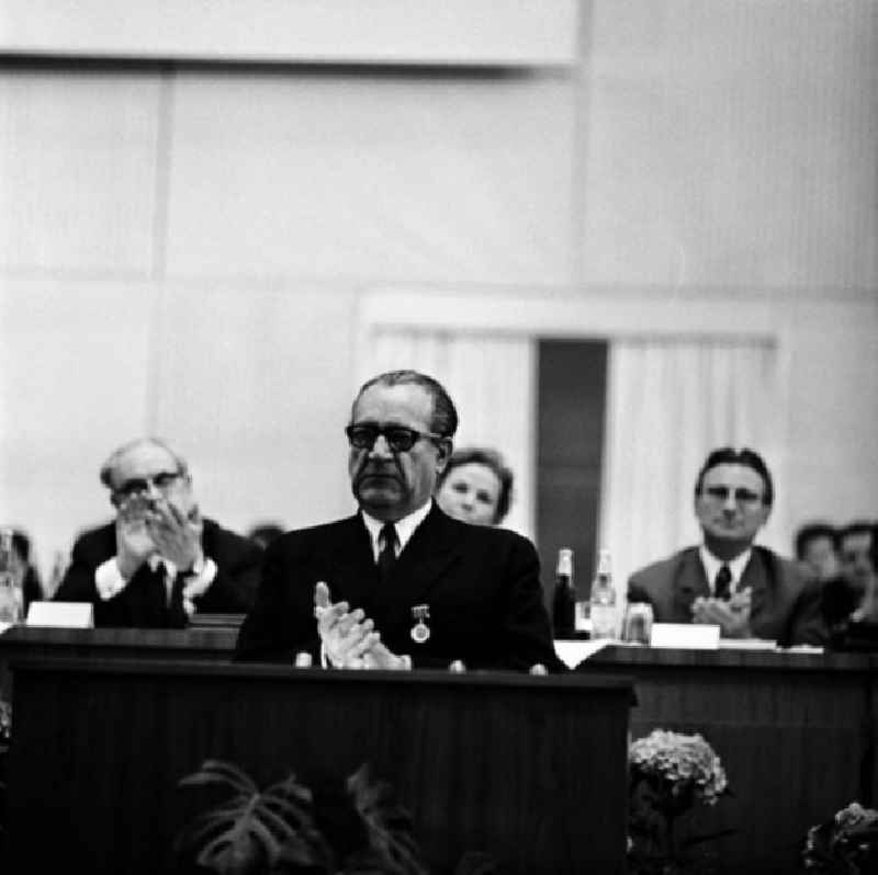 9. Kongress der DSF (Deutsch - Sowjetischen - Freundschaft) in der Werner - Seelenbinder - Halle in Berlin bei dem Erich Honecker zu Besuch ist.