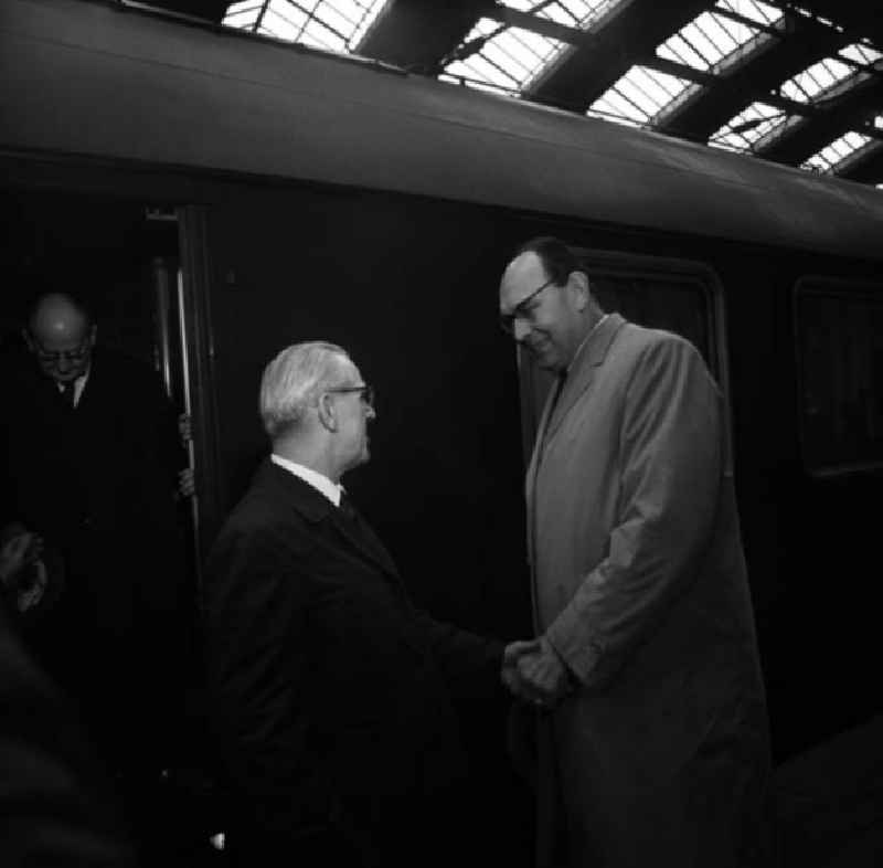 Nach der Wiederaufnahme der deutsch - deutschen Gespräche in Kassel wird Willi Stoph bei seiner Rückkehr nach Berlin unter anderem durch Alfred Neumann am Bahnsteig begrüßt.