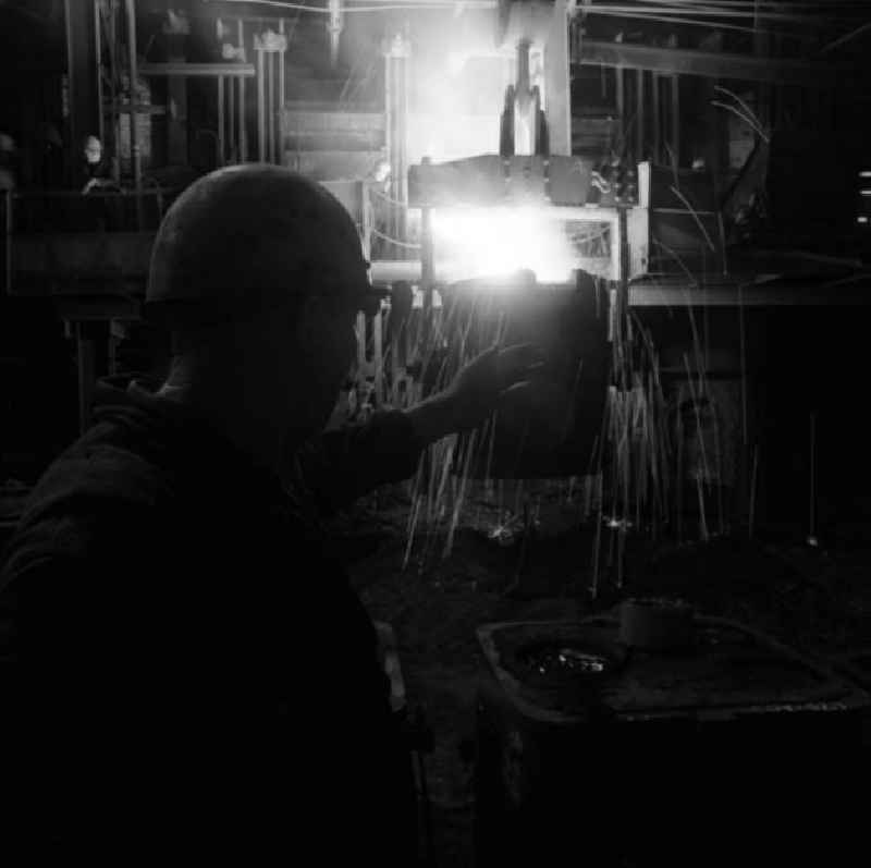 Stahlarbeiter bei der Arbeit im Stahlwerk Elsterstahl in Silbitz.