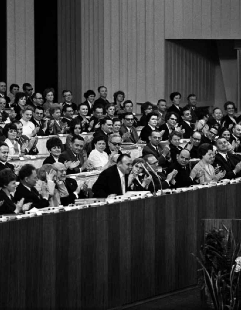 VII. Pädagogischer Kongress in der Werner - Seelenbinder - Halle mit Walter Ulbricht und Erich Honecker.