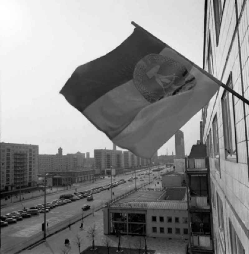 Vorbereitungen zum 1. Mai 1969. Schmücken der Karl - Marx - Allee.