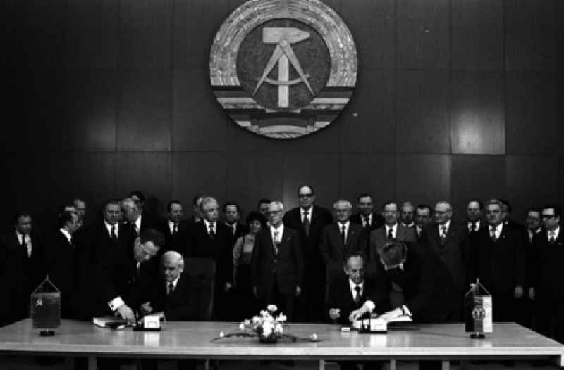 Unterzeichnung DDR-UdSSR für den Zeitraum 1981-1985 Gerhard Schierz und Nikolai Baibakow. (145)