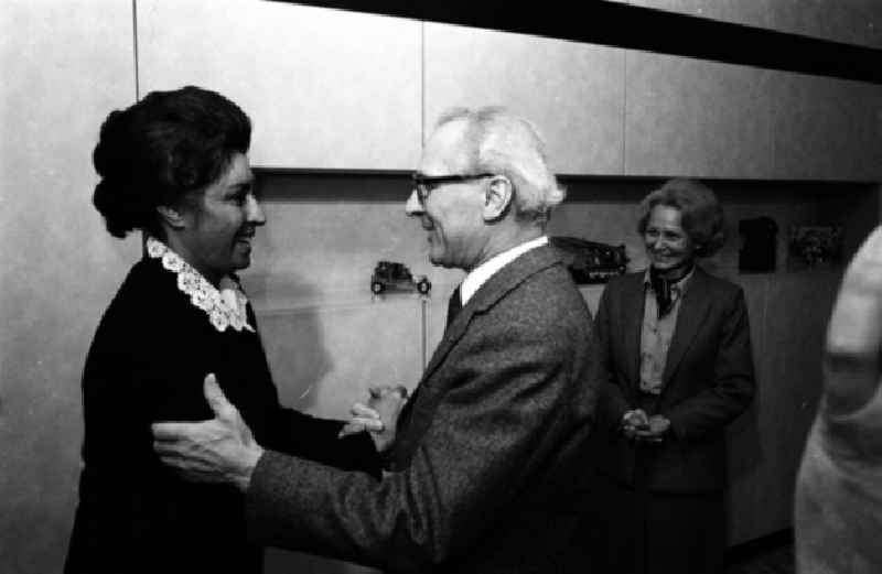 Erich Honecker empfängt Dr. A. Ratebzad - Mitglieder des Politbüros des Zentralkomitees der Demokratischen Vollkspartei Afganistan. (23
