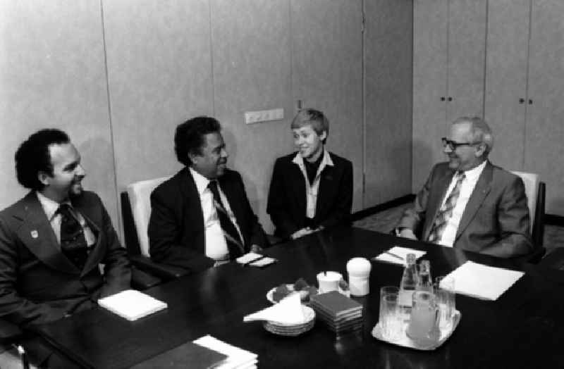 Erich Honecker empfangt Dariro Souza (Panama) im Hause des ZK. (519)