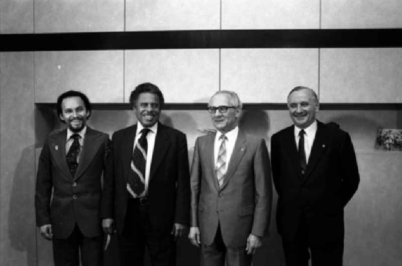 Erich Honecker empfangt Dariro Souza (Panama) im Hause des ZK. (519)