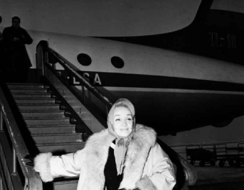 Ankunft von Marlene Dietrich mit einer IL18 auf dem Zentralflughafen der INTERFLUG in Berlin-Schönefeld und Empfang durch den DDR-Kulturminister und Schauspieler Wolf Kaiser an der Gangway und im Empfangsgebäude der DDR-Regierung am Flughafen Schönefeld.