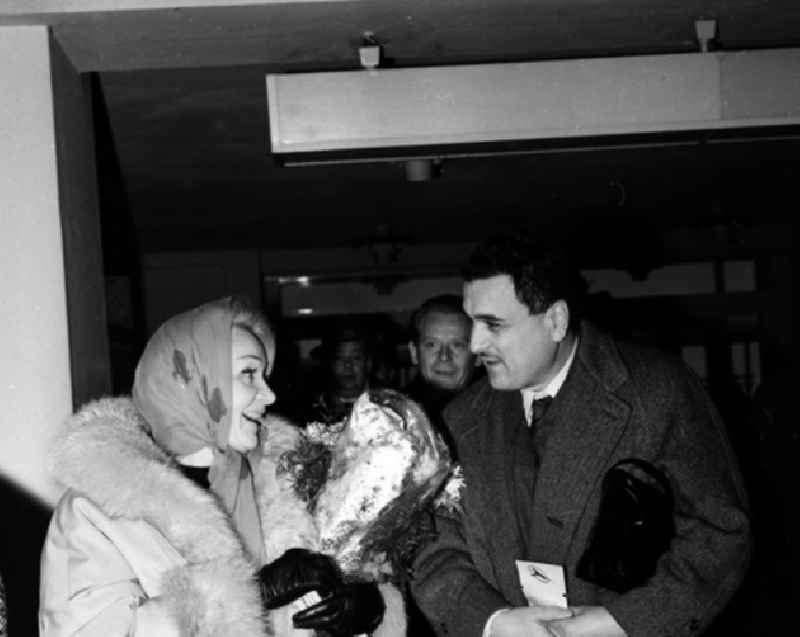 Ankunft von Marlene Dietrich mit einer IL18 auf dem Zentralflughafen der INTERFLUG in Berlin-Schönefeld und Empfang durch den DDR-Kulturminister und Schauspieler Wolf Kaiser an der Gangway und im Empfangsgebäude der DDR-Regierung am Flughafen Schönefeld.
