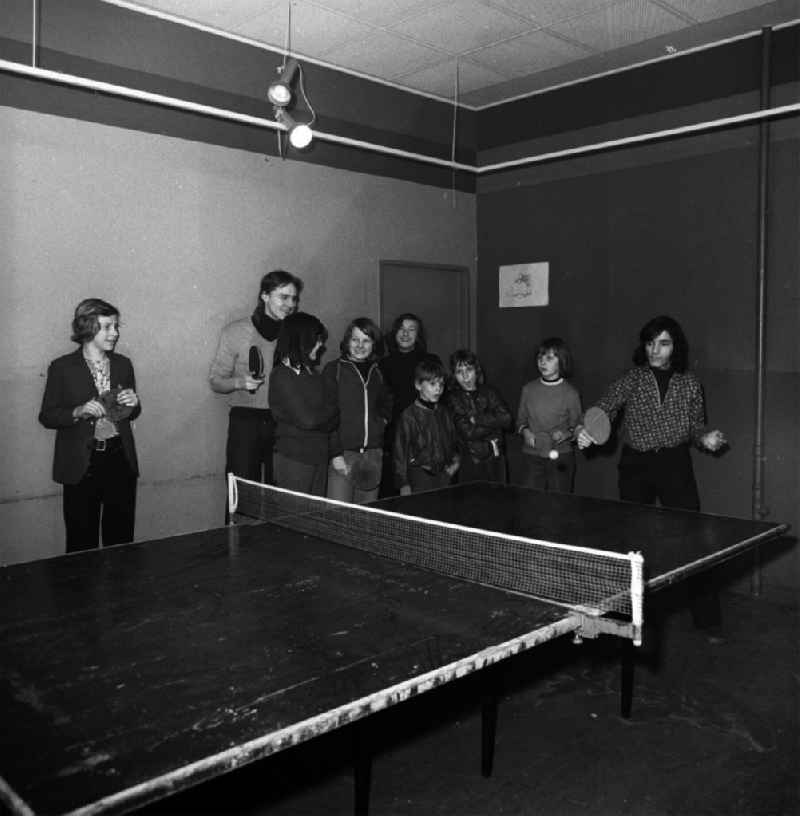 Der Tischtennisraum im Jugendclub Bornholmer Strasse. Der Sieger im Chinesisch wird ermittelt.