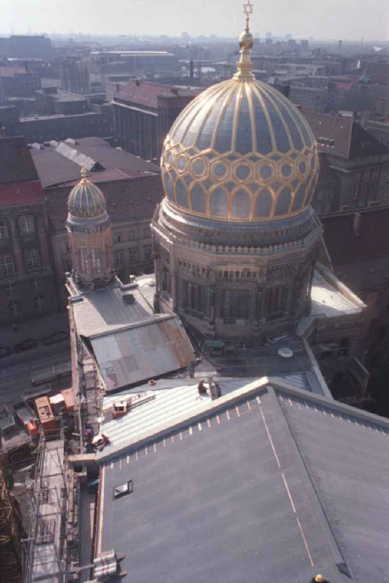 Wiederaufbau der Neuen Synagoge in der Oranienburger Strasse. Die Rückseite der rekonstruierten Straßenfront mit Kopfbau und überkuppelter Vorhalle.