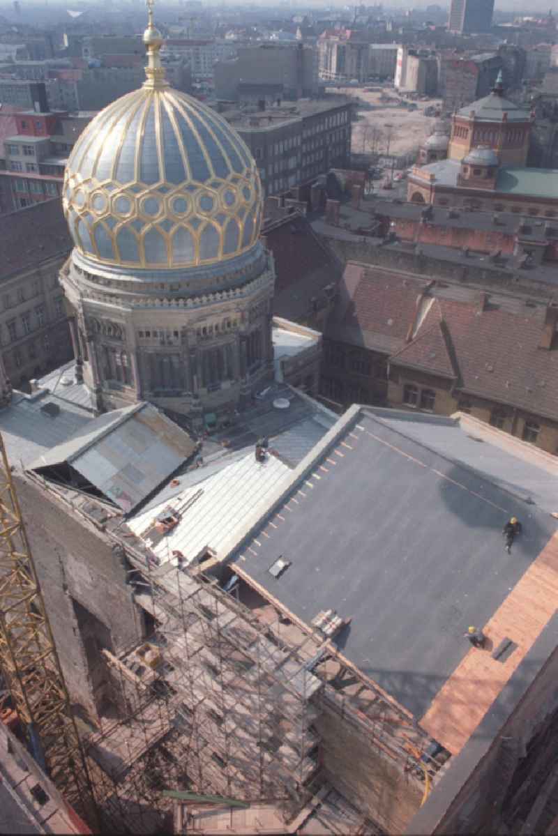 Wiederaufbau der Neuen Synagoge in der Oranienburger Strasse. Nahaufnahme der großen Kuppel über der Vorhalle.