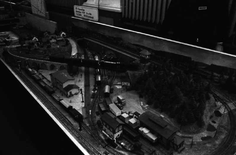 Modelleisenbahnausstellung am Prater / Prenzlauerberg. Im Bild Modelllandschaft mit Zügen.