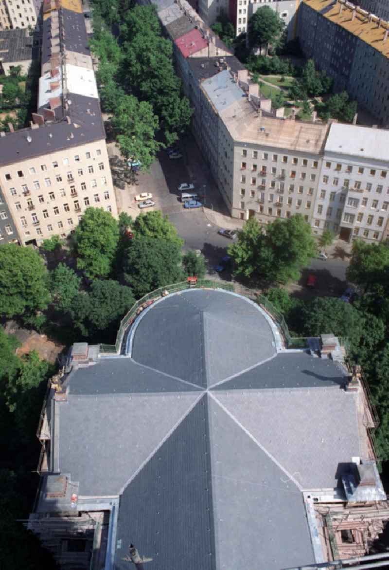 Sanierungsarbeiten an der Zionskirche in Berlin-Mitte. Blick vom Turm auf das Dach der Kirche / Chor und die Swinemünder Strasse.