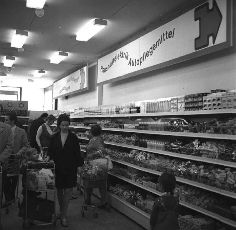 Kaufhalle in Lichtenberg / Dolgenseestrasse. Große Auswahl und zufriedene Kunden in einer HO-Verkaufsstelle der frühen siebziger Jahre.