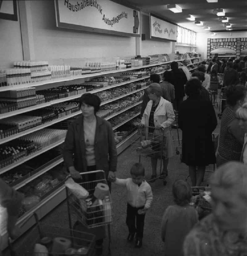 Kaufhalle in Lichtenberg / Dolgenseestrasse. Große Auswahl und zufriedene Kunden in einer HO-Verkaufsstelle der frühen siebziger Jahre.