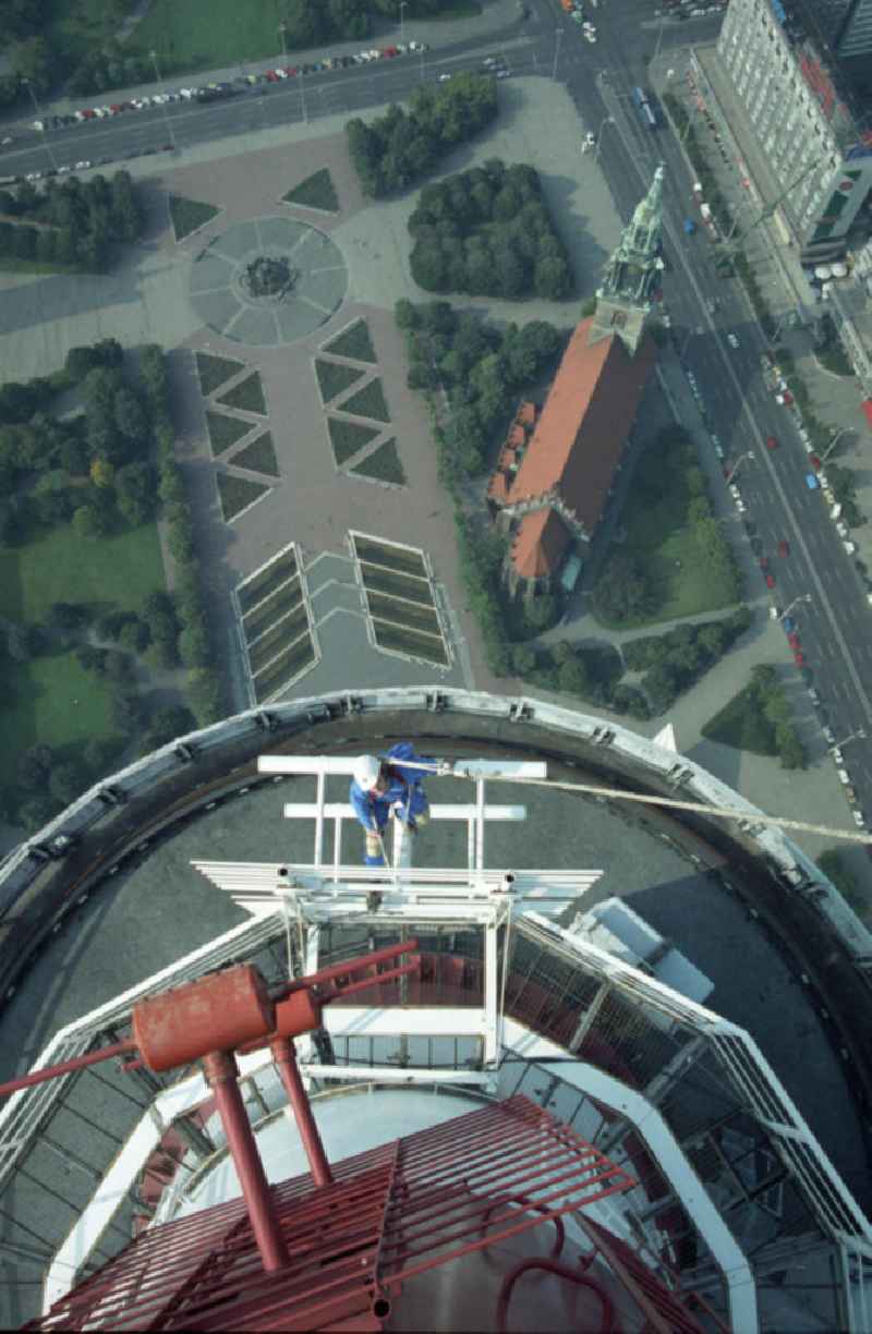 Wartungsarbeiten / Installationsarbeiten am Antennenmast Berliner Fernsehturm. Im Bild: Techniker bei Reparaturen / Installation neuer Antennen.