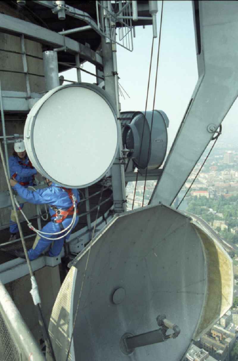 Wartungsarbeiten / Installationsarbeiten am Antennenmast Berliner Fernsehturm. Im Bild: Techniker bei Reparaturen / Installation neuer Antennen.