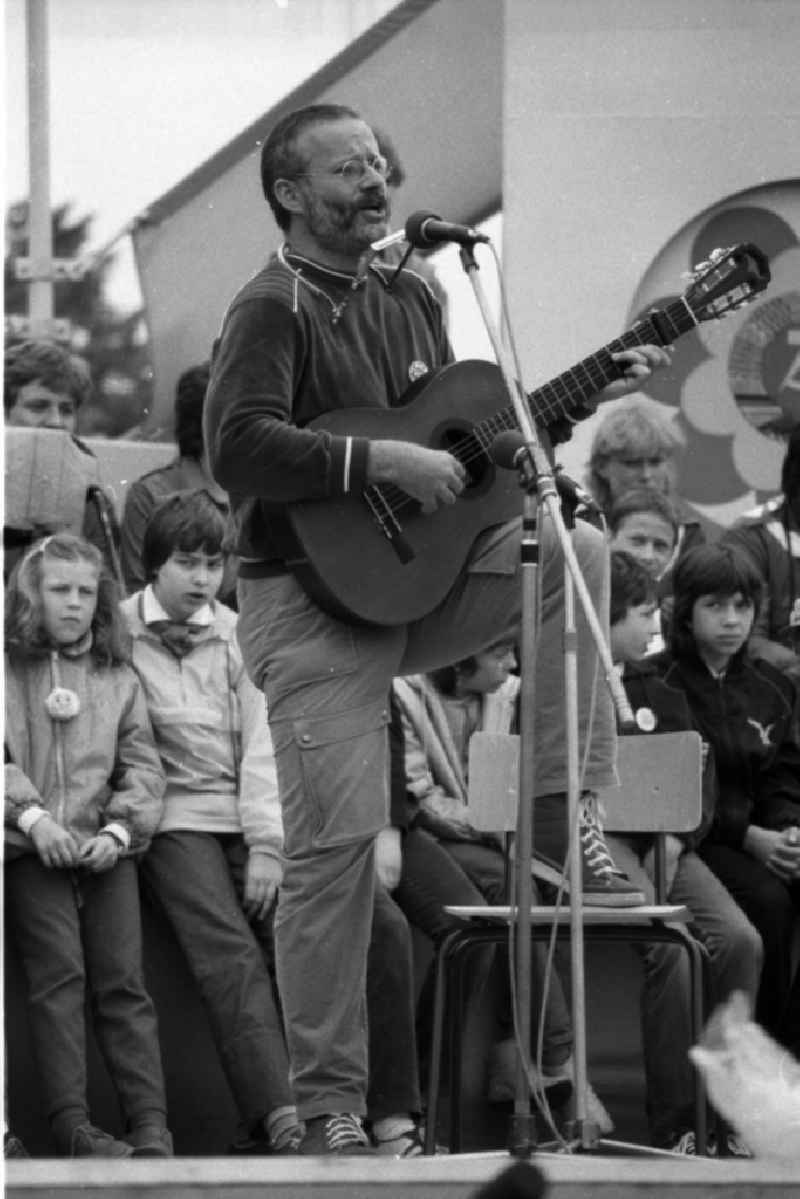 Konzert während des Nationalen Jugendfestival der DDR auf dem Marx-Engels-Platz. Im Bild: der Liedermacher und Texter Kurt Demmler.