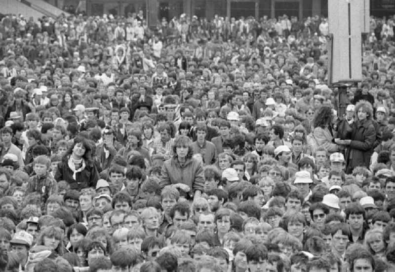 Konzert während des Nationalen Jugendfestival der DDR auf dem Marx-Engels-Platz. Im Bild: Das Publikum des Konzerts.