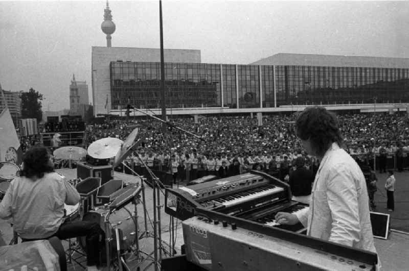 Konzert während des Nationalen Jugendfestival der DDR auf dem Marx-Engels-Platz. Im Bild: Der Auftritt der Band / Gruppe Karat. Im Hintergrund der Palast der Republik.