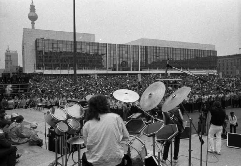 Konzert während des Nationalen Jugendfestival der DDR auf dem Marx-Engels-Platz. Im Bild: Der Auftritt der Gruppe / Band Karat. Im Hintergrund der Palast der Republik.