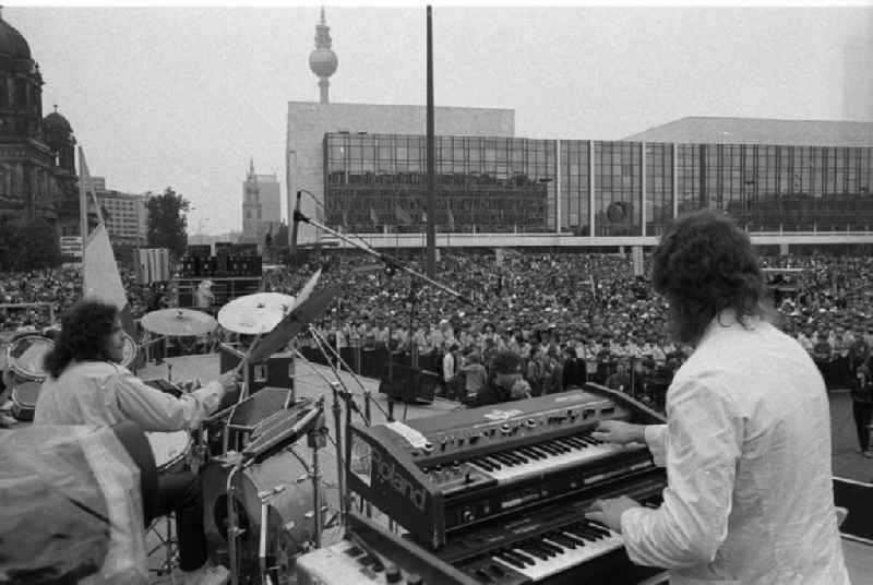 Konzert während des Nationalen Jugendfestival der DDR auf dem Marx-Engels-Platz. Im Bild: Der Auftritt der Gruppe / Band Karat. Im Hintergrund der Palast der Republik und der Berliner Dom.