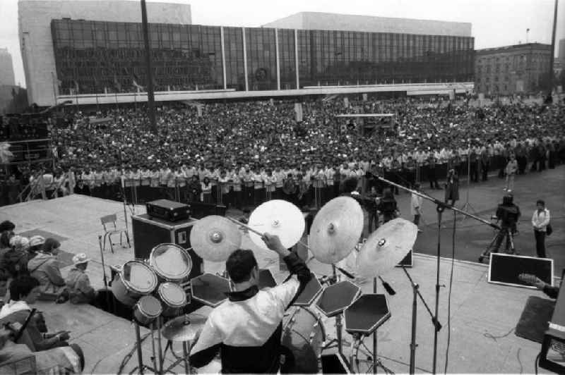 Konzert während des Nationalen Jugendfestival der DDR auf dem Marx-Engels-Platz. Im Bild: Auftritt einer unbekannten Band (P16?). Im Hintergrund der Palast der Republik.