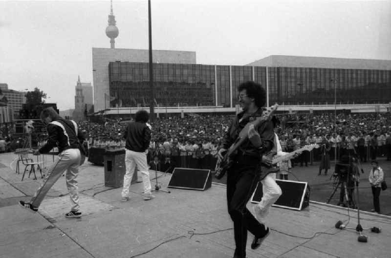Konzert während des Nationalen Jugendfestival der DDR auf dem Marx-Engels-Platz. Im Bild: Der Auftritt einer unbekannten Band. Im Hintergrund der Palst der Republik und der Berliner Fernsehturm.