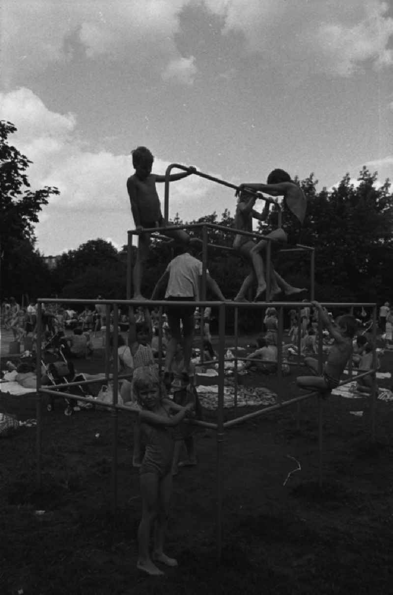 Sommerfest im Monbijoupark. Kinder spielen auf einem Klettergerüst des Parks.