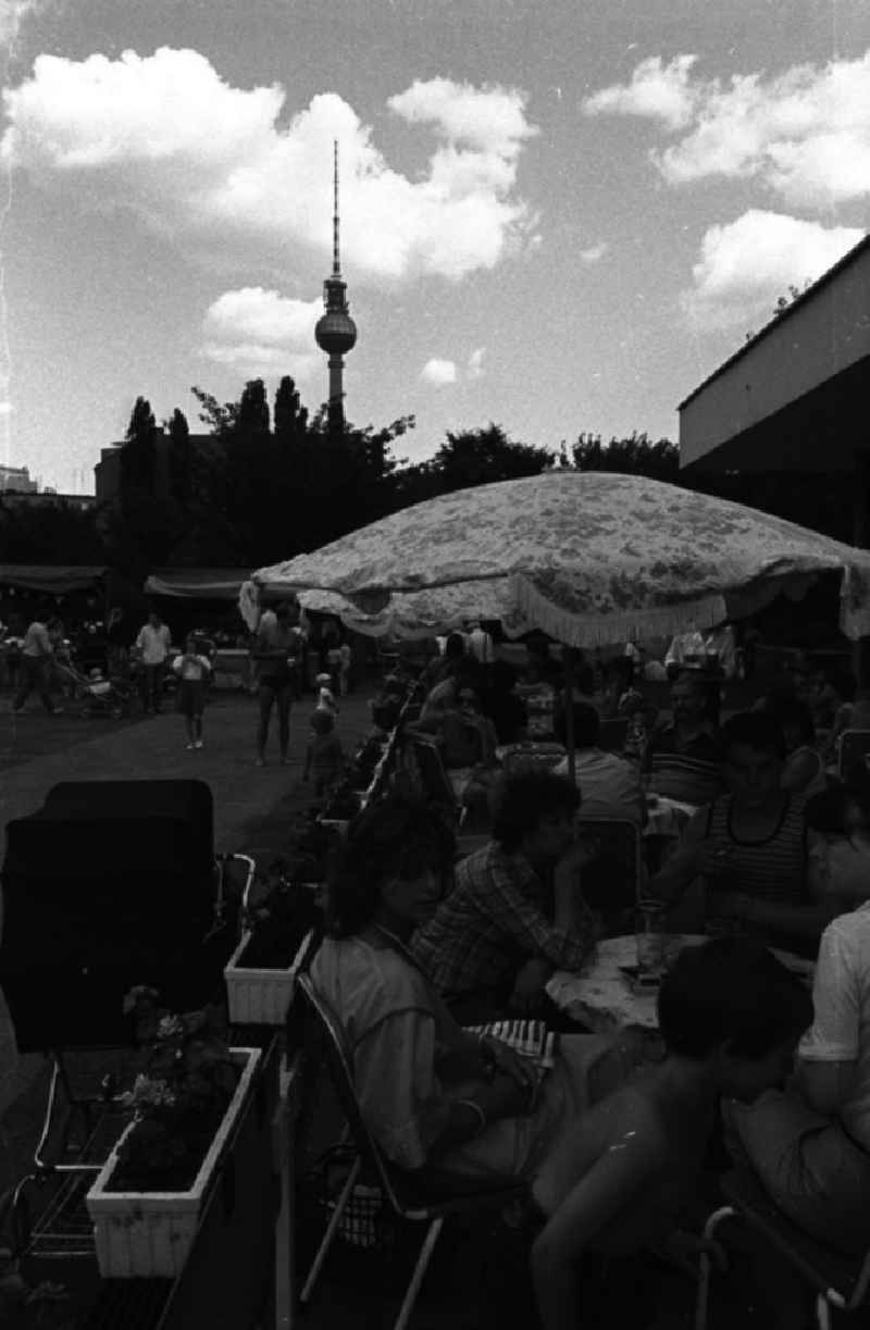 Sommerfest im Monbijoupark. Gäste im Café des Parks.