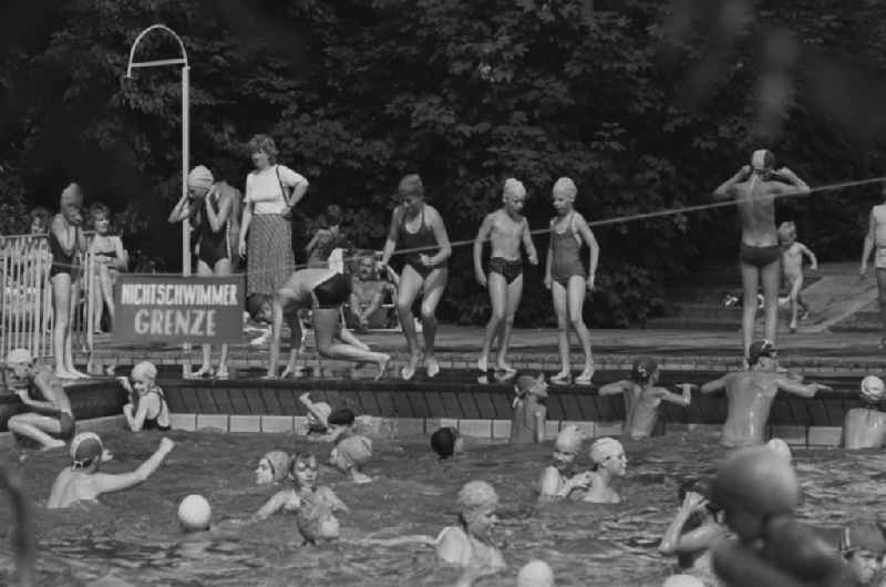 Sommerfest im Monbijoupark. Kleine Badegäste planschen und schwimmen im Freibad.