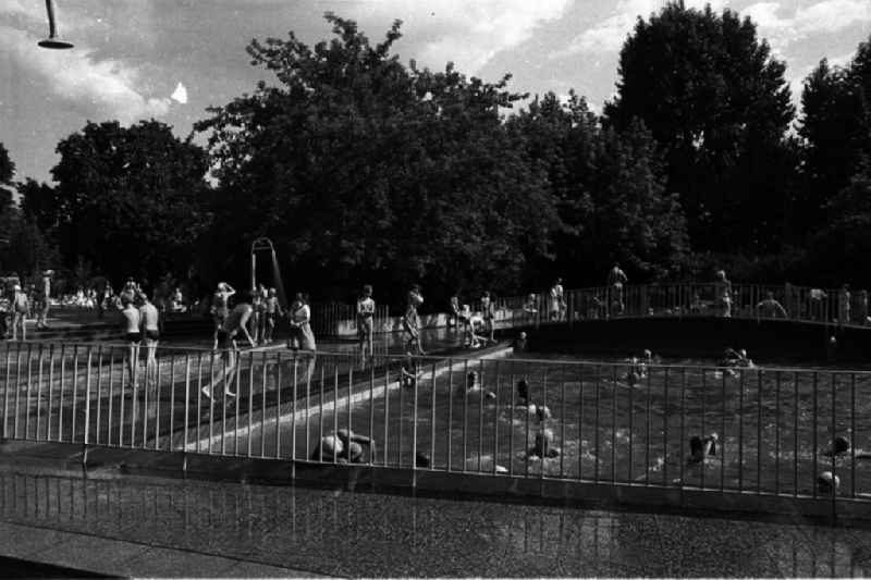 Sommerfest im Monbijoupark. Große und Kleine Badegäste schwimmen im Freibad.
