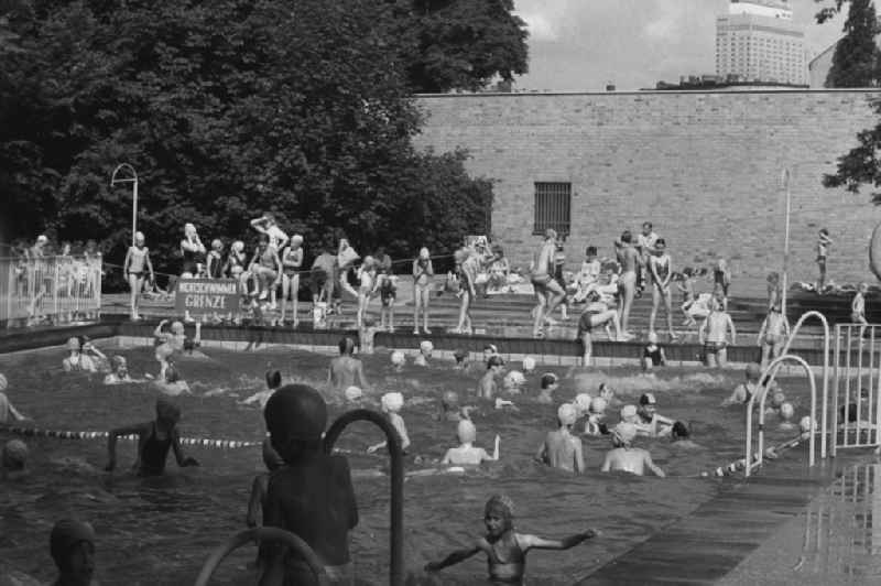 Sommerfest im Monbijoupark. Kleine Badegäste planschen und schwimmen im Freibad. Foto: unbekannt