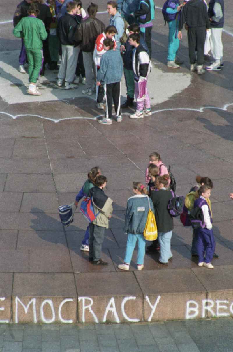 Blick auf den Leninplatz. Mit dem Spruch 'Freiheit und Democracy Brecht 1947' am rotem Sockel mit 26 Meter Durchmesser auf dem das 19 Meter hohe Lenin-Denkmal Stand. Kinder / Jugendliche / Schüler mit typischer 9