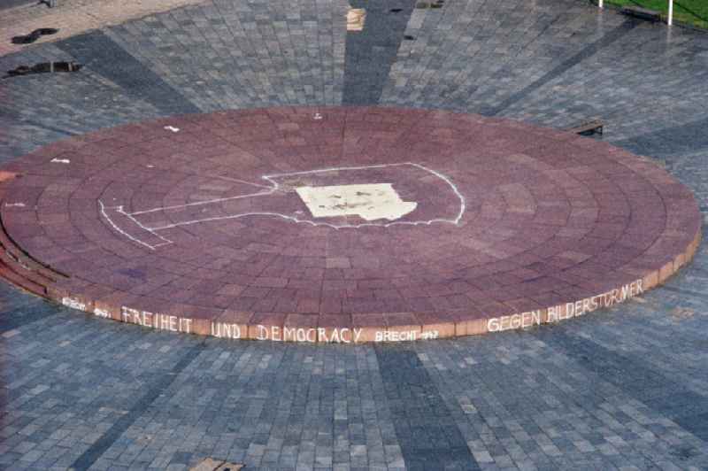 Blick auf den Leninplatz. Mit dem Spruch 'Freiheit und Democracy Brecht 1947' am rotem Sockel mit 26 Meter Durchmesser auf dem das 19 Meter hohe Lenin-Denkmal Stand. Der heutige Name lautet Platz der Vereinten Nationen. Heute steht an dieser Stelle ein Springbrunnen bestehend aus 14 Findlingen.