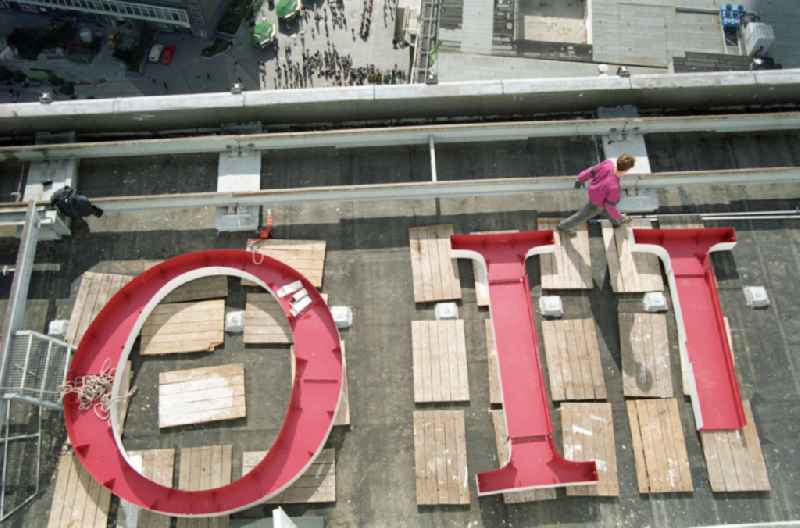 Renaming work on the roof of the gastronomic facility of the hotel building from 'HOTEL STADT BERLIN' to 'FORUM HOTEL' on Alexanderplatz in the district Mitte in Berlin East Berlin in the area of ​​the former GDR, German Democratic Republic