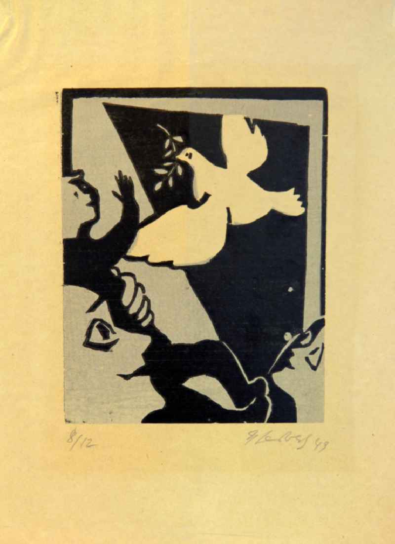 Grafik von Herbert Sandberg 'Die Taube/Friedenstaube' (3 Menschen schauen zur Taube am Himmel) aus dem Jahr 1949, 13,9x17,8cm Holzschnitt, handsigniert, 8/12. Drei Personen am linken und unteren Bildrand schauen nach rechts oben zu einer fliegenden weißen Taube mit einem Lorbeerzweig im Schnabel.