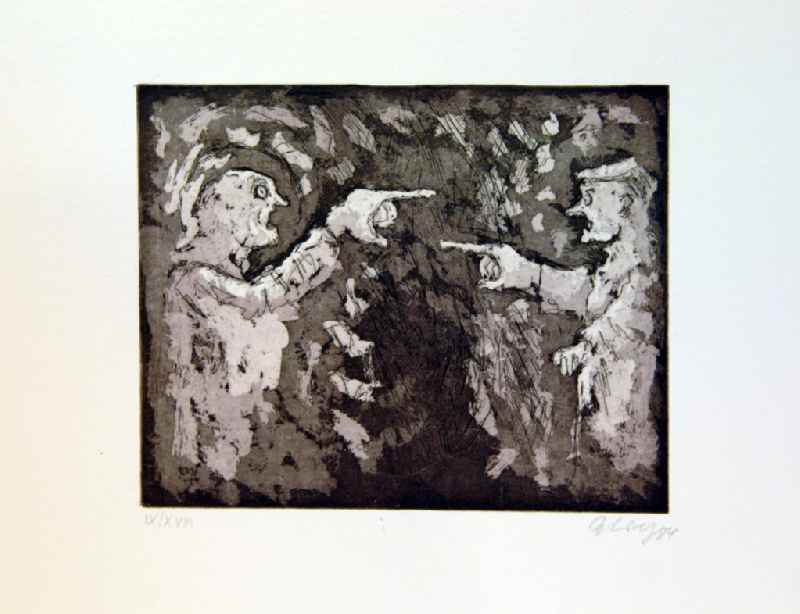 Grafik von Herbert Sandberg 'Er ist schuld' aus dem Jahr 1984, 24,6x19,6cm Aquatintaradierung, handsigniert, 9/28. Zwei Personen stehen sich mit jeweils weit geöffneten Augen und Mündern gegenüber, sie zeigen jeweils mit dem rechten Zeigenfinger aufeinander.