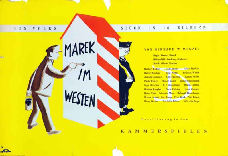 Plakat von Herbert Sandberg 'Marek im Westen' (ein Volksstück in 16 Bildern, Uraufführung in den Kammerspielen) aus dem Jahr 1952, 84,7x58,8cm. Gelber Hintergrund, ein Wachhaus in rot-weiß; davor: eine Person in brauner Kleidung hält in der linken Hand einen Farbeimer, in der rechten Hand einen Pinsel, diese Person schreibt „Marek im Westen“ an die Wachhausrückseite; hinter dem Wachhaus: eine Person in schwarzer Kleidung mit Mütze und Gewehr.