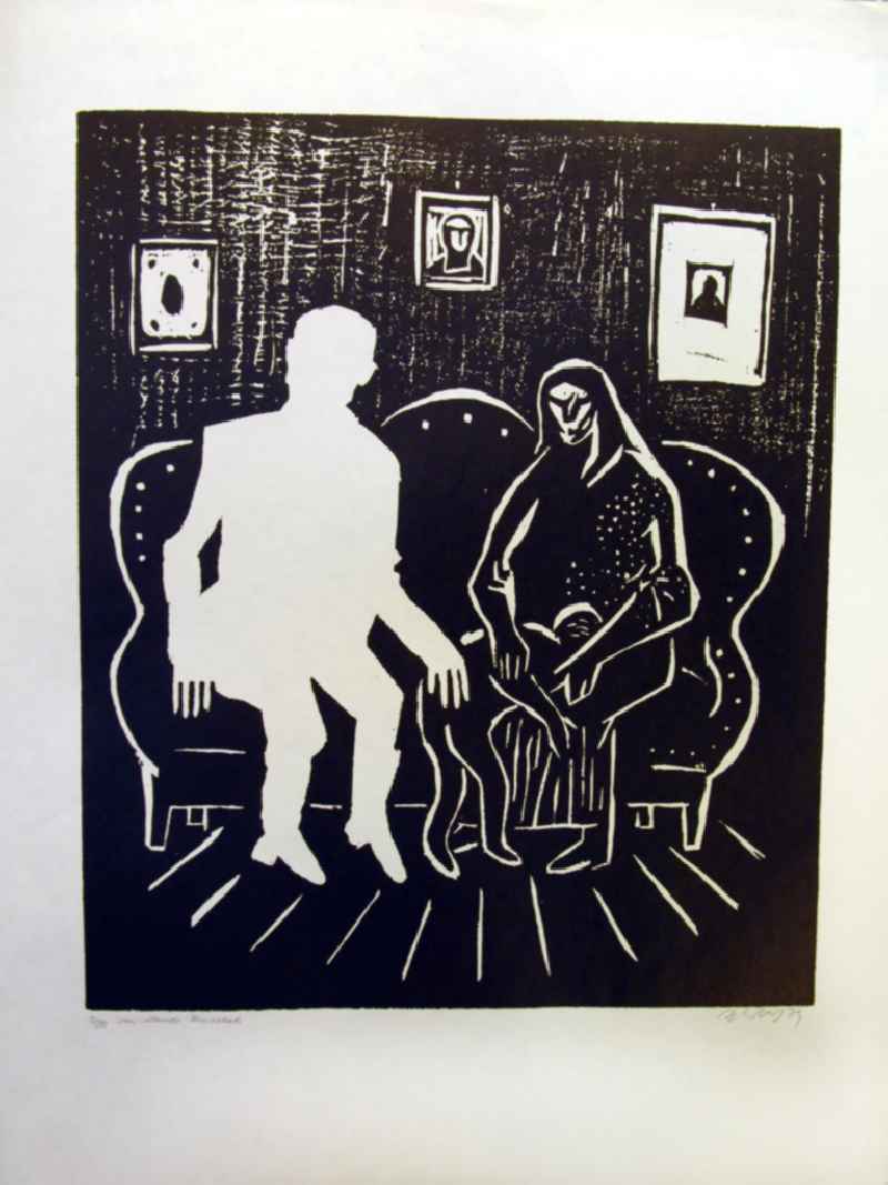 Grafik von Herbert Sandberg 'Im Lande Pinochets' aus dem Jahr 1979, 38,2x45,6cm Holzschnitt, handsigniert. In einem Zimmer mit Sofa, dahinter drei Bilder an der Wand; rechts auf der Couch: eine dunkle, grusleige Gestalt sitzt und hat ein Kind über das Knie gelegt, beide Hände berühren das Kind; links auf der Couch: schablonenhafte Figur sitzt, die eine Hand auf dem Kind.