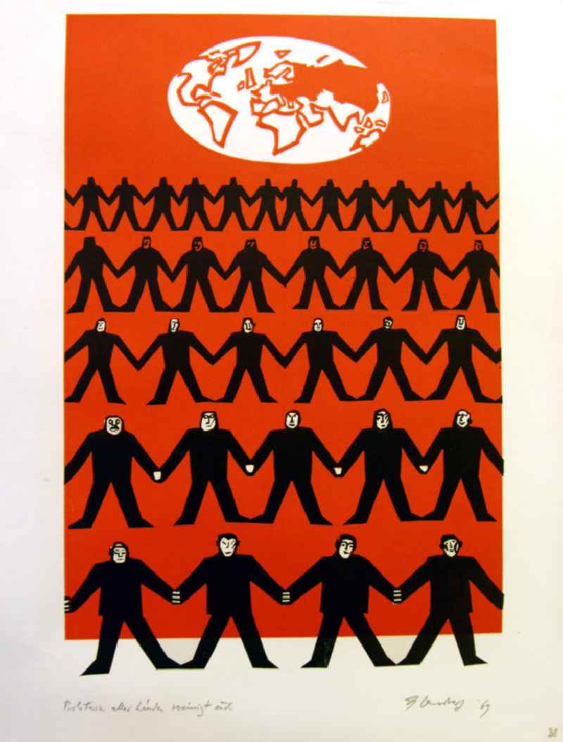 Grafik von Herbert Sandberg 'Motiv 30' aus dem Zyklus 'Bilder zum Kommunistischen Manifest' aus den Jahren 1967-72 mit 30 Decelithschnitten (in Schwarz-Weiß, zusätzlich etzwas Rot) als Illustration zu Marx' und Engels' Manifest der Kommunistischen Partei aus dem Jahr 1847, Grafik zur Textstelle 'Proletarier aller Länder, vereinigt euch!' aus dem Jahr 1969, 28,5x42,