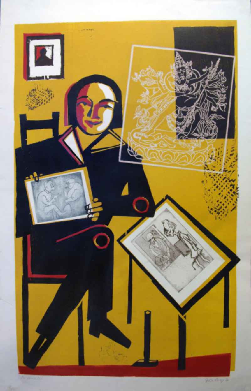Grafik von Herbert Sandberg 'Der Sammler' aus dem Jahr 1979, 54,5x87,1cm Kombinationsdruck aus Holzschnitt, Linolschnitt und Radierungen Herbert Sandbergs ('Brecht und Eisler', 'Otto Nagel'), handsigniert, 1/15. Eine Person sitzt in einem gelben Zimmer auf einem Stuhl, an der Wand ein Bild, in seinen Händen hält die Person die Grafik 'Brecht und Eisler', auf dem Tisch liegt die Grafik 'Otto Nagel'; rechts oben: eine Art Stempelzeichen mit einer indischen Gottheit, sie hat mehrere Arme und steht auf zwei Menschen.