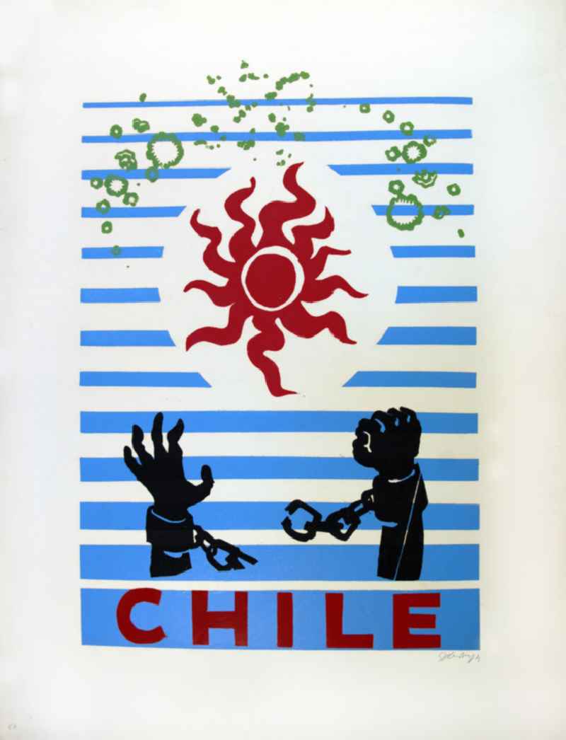 Grafik von Herbert Sandberg 'Chile' aus dem Jahr 1973, 51,2x71,5cm Farbholzschnitt, handsigniert. Unten: zwei Hände in Ketten, Kette ist gerissen, die rechte Hand ist zur Faust geballt; darüber: eine rote Sonne, grüne Kreise/Flecken; im Hintergrund: blaue Streifen, von unten nach oben dünner werdend.