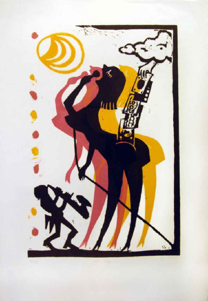 Grafik von Herbert Sandberg 'Die Gage' aus dem Zyklus 'Über die Dummheit in der Musik' aus dem Jahr 1977, 36,5x58,9cm Farbholzschnitt, handsigniert. Schablonenhafte, weibliche Figur in der Seitenansicht, sie singt in ein Mikrofon; aus einer Wolke in der oberen rechten Ecke ragt eine Hand, die Geldscheine in ihr Gesäß fallen lässt; links unten: ein schablonenhafter Saxophonspieler.