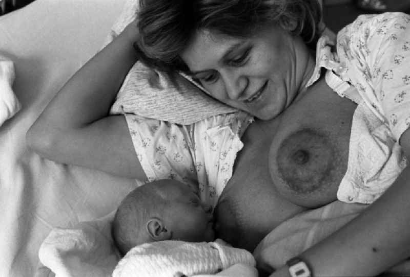 Mutter mit ihrem Neugeborenen. Die Mutter brachte Zwillinge zur Welt.